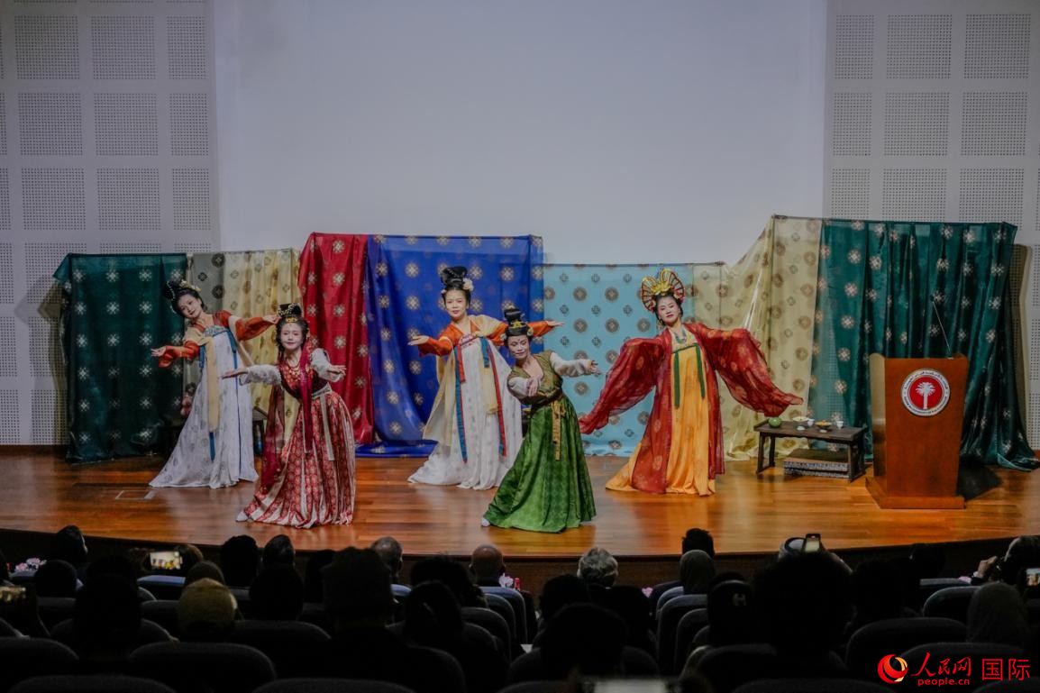 汉服舞台剧《裙幄宴》直观展现中华文化之美。人民网 塔里克·易卜拉欣摄