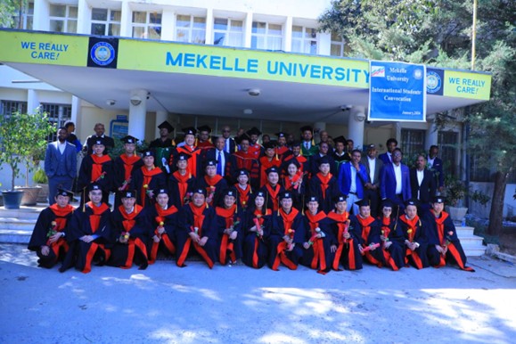埃塞俄比亚默克莱大学教职工与中国毕业生合影。刘中华摄
