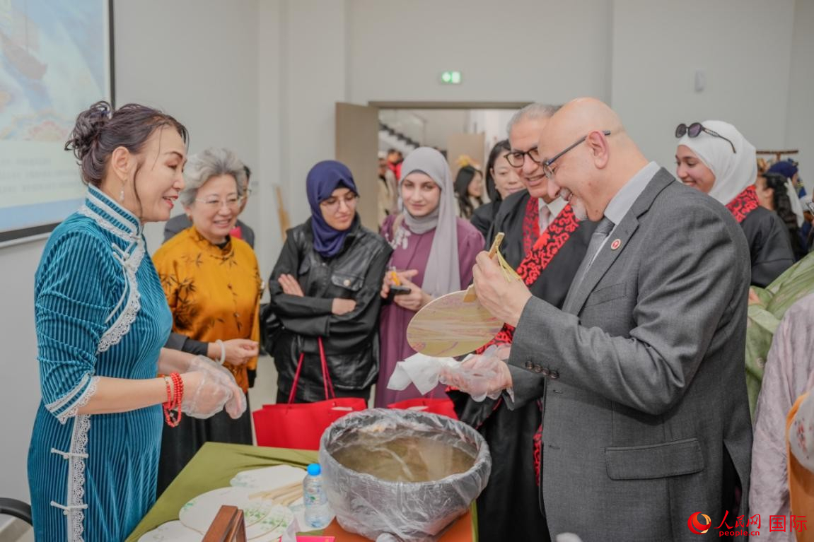 在拉斯海玛美国大学，当地师生体验漆扇工艺。人民网 塔里克·易卜拉欣摄