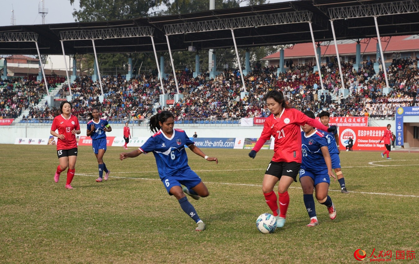 双方球员激烈拼抢。人民网记者 李墨摄