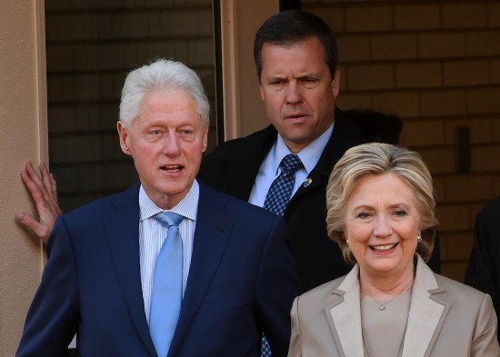 图为克林顿（前左）和希拉里（前右）2016年资料照片。新华社记者殷博古摄
