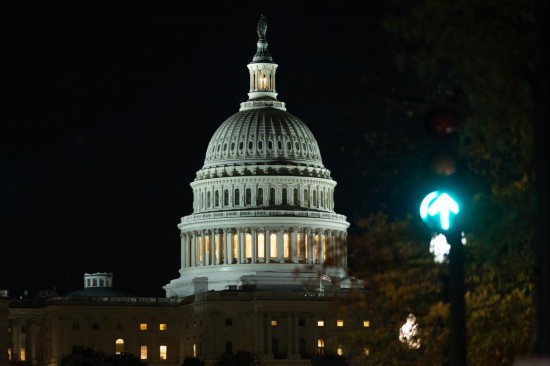 图为2025年11月12日在美国首都华盛顿拍摄的美国国会大厦。新华社记者胡友松摄